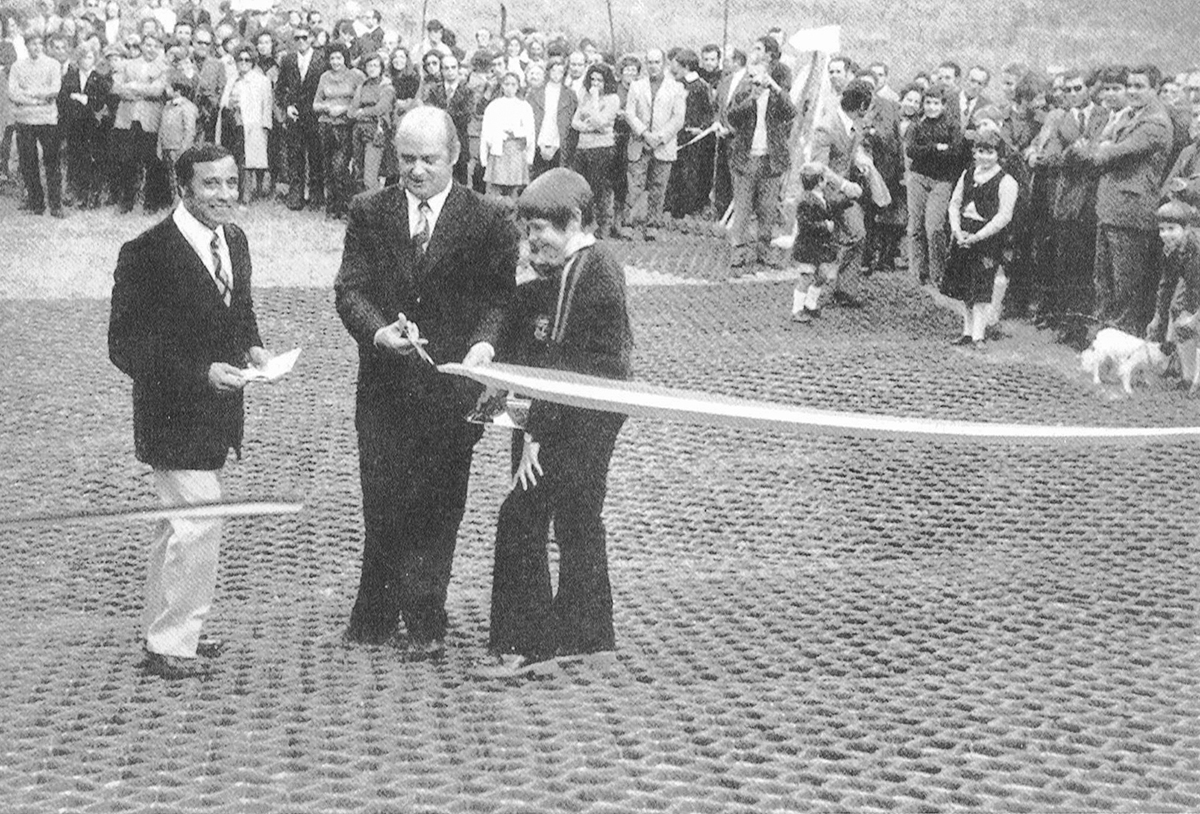 Un uomo taglia un nastro durante l'inaugurazione di una pista di sci artificiale