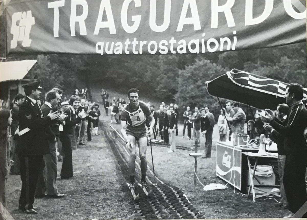 Uno sciatore taglia il traguardo su una pista da sci artificiale in una foto d'epoca