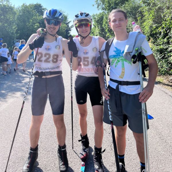 tre atleti posano con l'abbigliamento da sci nordico