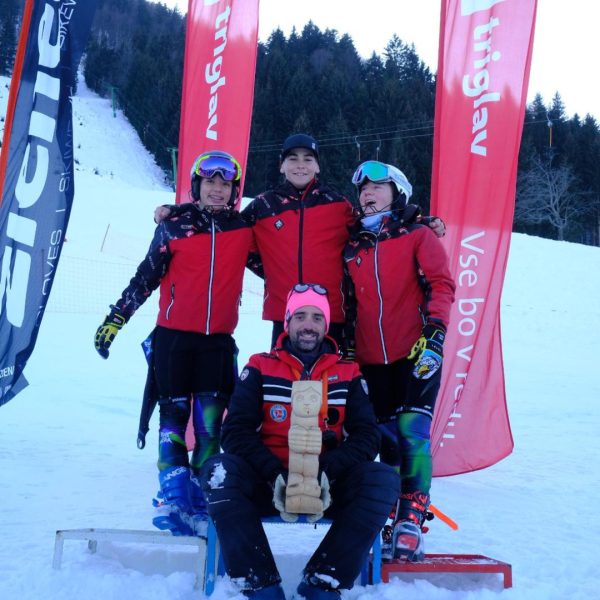 foto di gruppo per quattro sciatori sulla neve